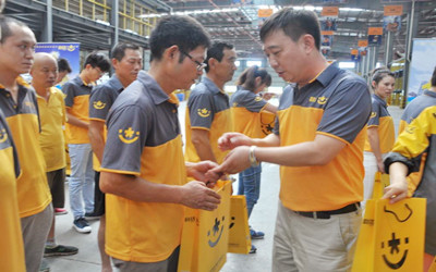 上世紀80至90年代年輕人和農民工進工廠或做泥水工;本世紀10年代主要從事個體工商戶、中介、快遞員和創(chuàng)業(yè)等;20年代開始轉入直播和自由職業(yè)者&hellip;每個時期隨著中國經濟轉型和技術升級更新,人們的工作就業(yè)也隨之轉變?